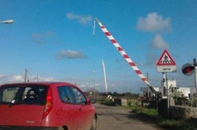 Taranto, seduto a cavalcioni sulla sbarra del passaggio a livello: nei guai un minorenne 