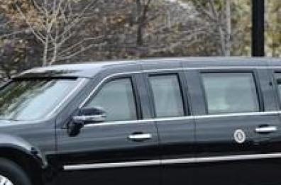 Bari, a scuola in limousine per festeggiare i suoi 8 anni: proteste sui social 