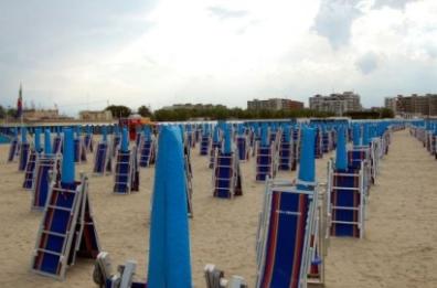 Concessioni turistiche su demanio marittimo: normativa interna o legislazione europea? Decide la plenaria