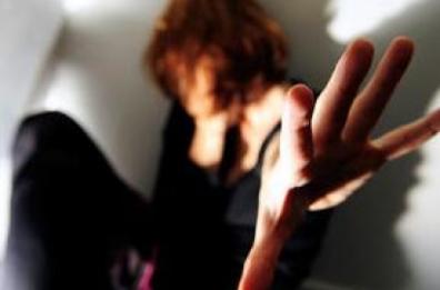 Taranto, picchia la moglie per anni e lei tenta il suicidio: salvata dalla polizia