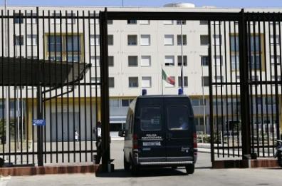 Carcere Trani, favori ai detenuti per denaro: sospesi 2 agenti di Polizia Penitenziaria