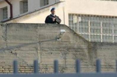 Tenta di evadere dal carcere, ma resta impigliato nel filo spinato