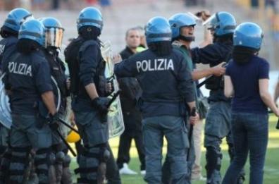 Bombe carta al termine della partita di serie A tra Lecce e Inter: due poliziotti feriti
