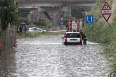 Melfi, pioggia causa smottamento: chiuso tratto della ss 401