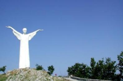 Fidanzati imbrattano statua del Cristo di Maratea