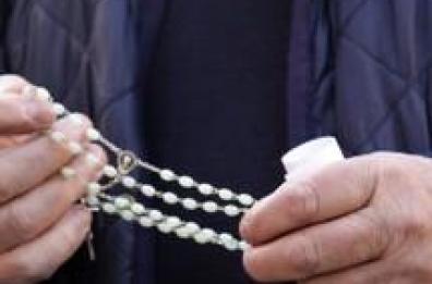 Sesso con minori adescati
sui social: prete a giudizio