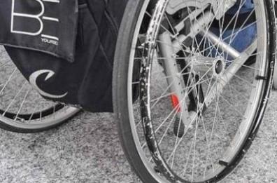 Bari, stop a fornitura di carrozzine per disabili, la denuncia: «Sospesi letti e materassi anti-decubito»
