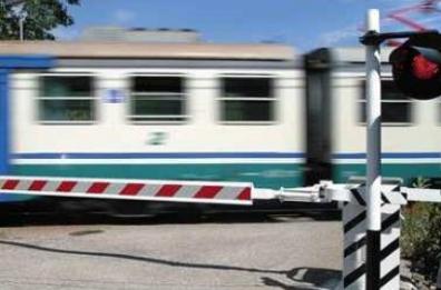 Salice Salentino, auto investita da treno dopo aver divelto sbarre passaggio a livello: automobilista ferito