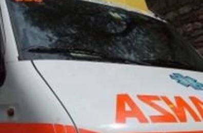 Taranto, pezzi di cemento si staccano dal balcone: ferita una donna