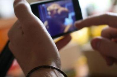 Noi, malati di irrealtà  dinanzi alla morte col telefono in mano 
