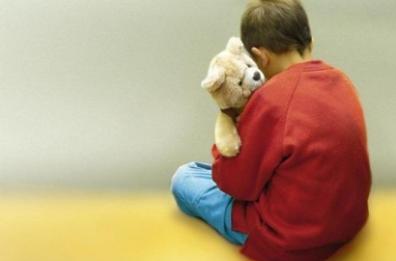 Foggia, mamma bimbo disabile si incatena a scuola: «Nessuna assistenza a mio figlio»