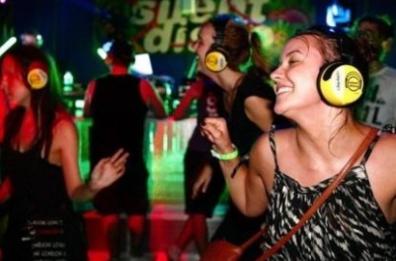 Musica con gli auricolari, l'allarme suona a Bari: «I ragazzi rischiano l’udito»