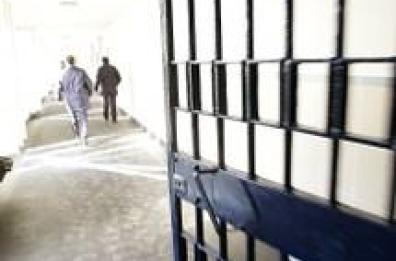 Cellulari e dosi di droga nel carcere di Taranto: 17 indagati