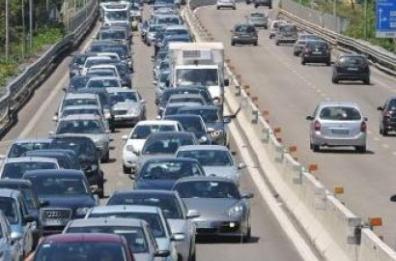 Bari, comincia il vero esodo: la ss16 intasata verso sud
Bari, comincia il vero esodo: la ss16 intasata verso sud