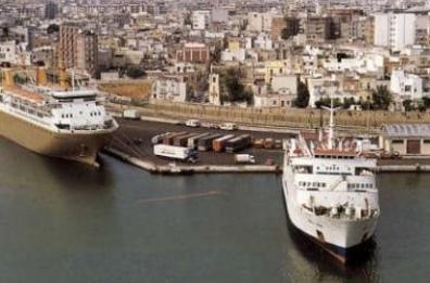 Traghetto arrivato dalla Grecia  fermo al porto di Brindisi: equipaggio positivo dopo i tamponi