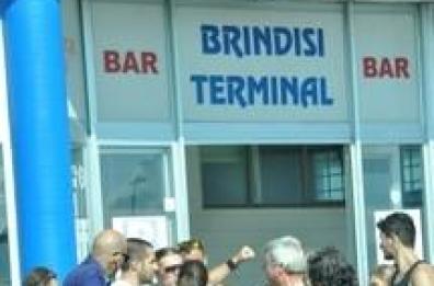 Traghetto in avaria a Corfù: 800 passeggeri bloccati al porto di Brindisi