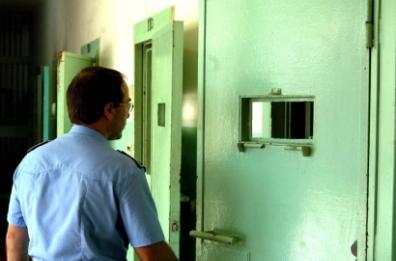 Trani, detenuto tenta di impiccarsi: salvato dagli agenti