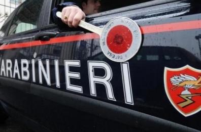 Foggia, armati di pistola rapinano distributore di benzina: sono in fuga