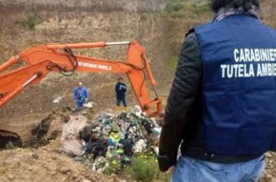 Traffico rifiuti, all'Aeronautica
due escavatori confiscati