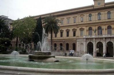 Bari, bulli in azione in Piazza Umberto. L'ultimo episodio: in dieci contro una 14enne