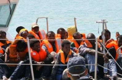Migranti: a Brindisi nave 
con 346 migranti e salma