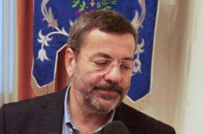 Brindisi, mazzette e assunzioni per l’appalto della mensa. L’ex sindaco Consales rischia processo