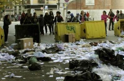 Foggia, da 14 anni in container invasi da topi e blatte: secondo giorno di protesta delle mamme