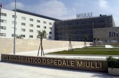 Acquaviva, 18enne si schianta con l'auto contro villa sulla strada per Casamassima: è grave