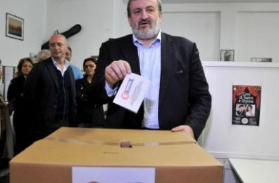 Primarie centrosinistra Emiliano vince col 57% E lex sindaco apre al M5S Nichi: a Michele la leadership L'urlo del «gladiatore» 