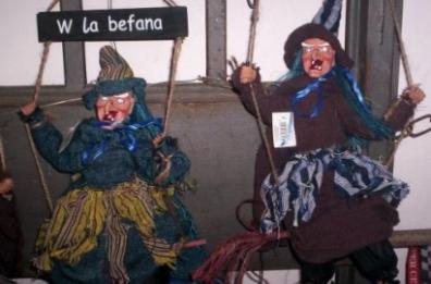 Brindisi, la befana scende dal tetto del teatro Verdi