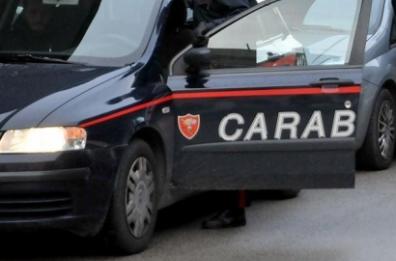 Giallo a Ostuni, scoperto cadavere in casa: uomo ucciso dopo lite a coltellate. È caccia ai killer