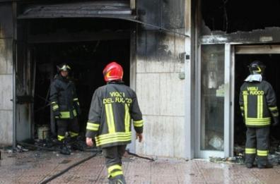 Taranto, in fiamme azienda che lavora canapa