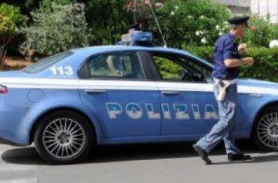 Gallipoli, si introduce nell'auto di una donna per coglierla di sorpresa: 61enne ai domiciliari