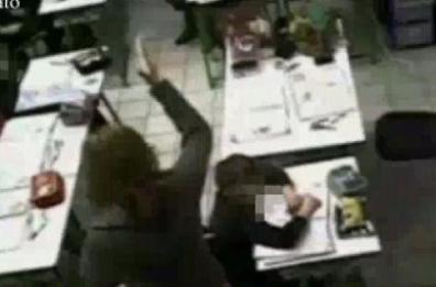 «Ora vi stacco l'orecchio»
arrestata maestra violenta