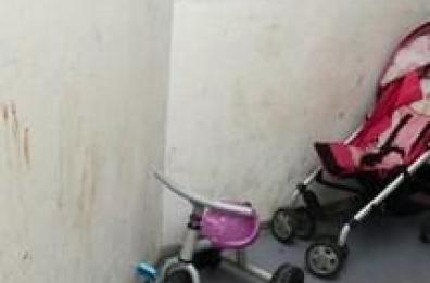 La madre l'abbandona per giorni, muore sola in casa a un anno e mezzo