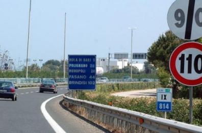 Bari, maxi tamponamento tra 6 auto sulla S16: traffico bloccato e lunghe code in direzione sud
