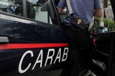 Taranto, lite condominiale per musica troppo alta finisce a coltellate: due denunciati 