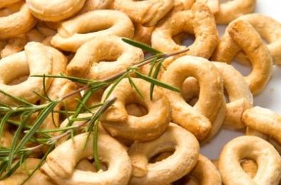 Taralli pugliesi senza vino? È guerra tra i produttori e scatta l’allarme