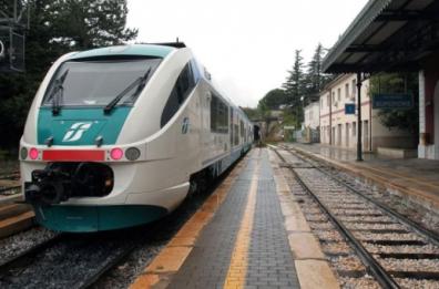 Frana binari, prezzi dei voli alle stelle: da e per la Puglia già oltre 350 euro. Scatta l'esposto