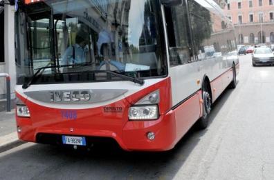 Bari, autista Amtab pestato: telecamera videosorveglianza riprende scena 
