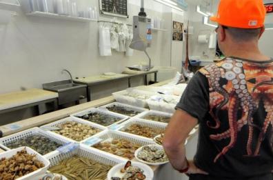 Lecce, frutti di mare e pesce crudo: le buone regole per mangiarli in sicurezza