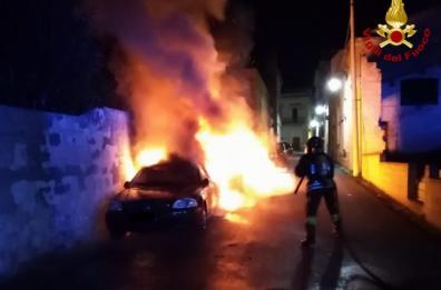 Tuglie, 3 auto incendiate nella notte: indagini in corso