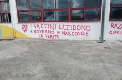 Lecce, scritte no vax contro Locatelli sul muro dell'Università 