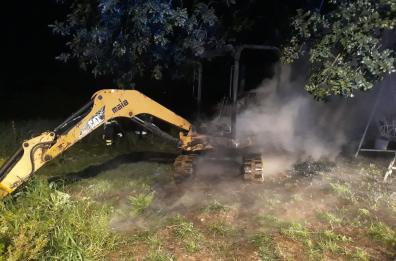 Gallipoli, in fiamme escavatore e furgone parcheggiati nell'agriturismo
