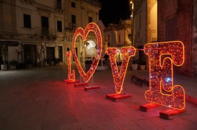 Martina Franca, atmosfera romantica con luminarie e kiss point