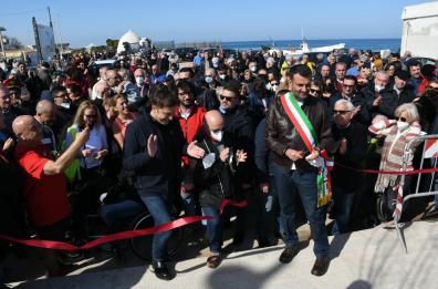 Bari, inaugurato il primo tratto pedonale del lungomare Sud di Torre a Mare