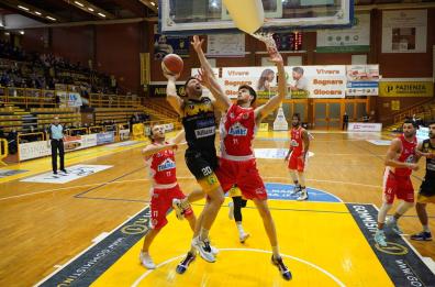 Serie A2, San Severo deve inchinarsi al Cento: violato il parquet di casa dopo tre mesi