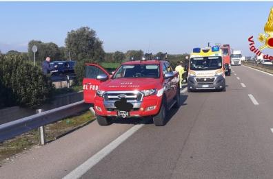 Auto in un canale nel Brindisino: vigili del fuoco al lavoro per estrarre una persona bloccata