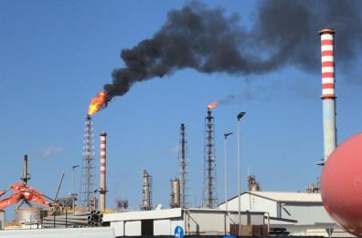 Fuoco e fumo dalla Raffineria di Taranto: preoccupazione tra i cittadini. Eni: «attività manutentiva» VD