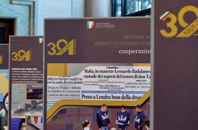 Trent'anni della Dia in mostra, Emiliano: «Vedo scorrere la mia vita». Decaro: «Lavoro straordinario»
